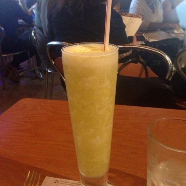 Jugo de piña, gengibre y hierva buena