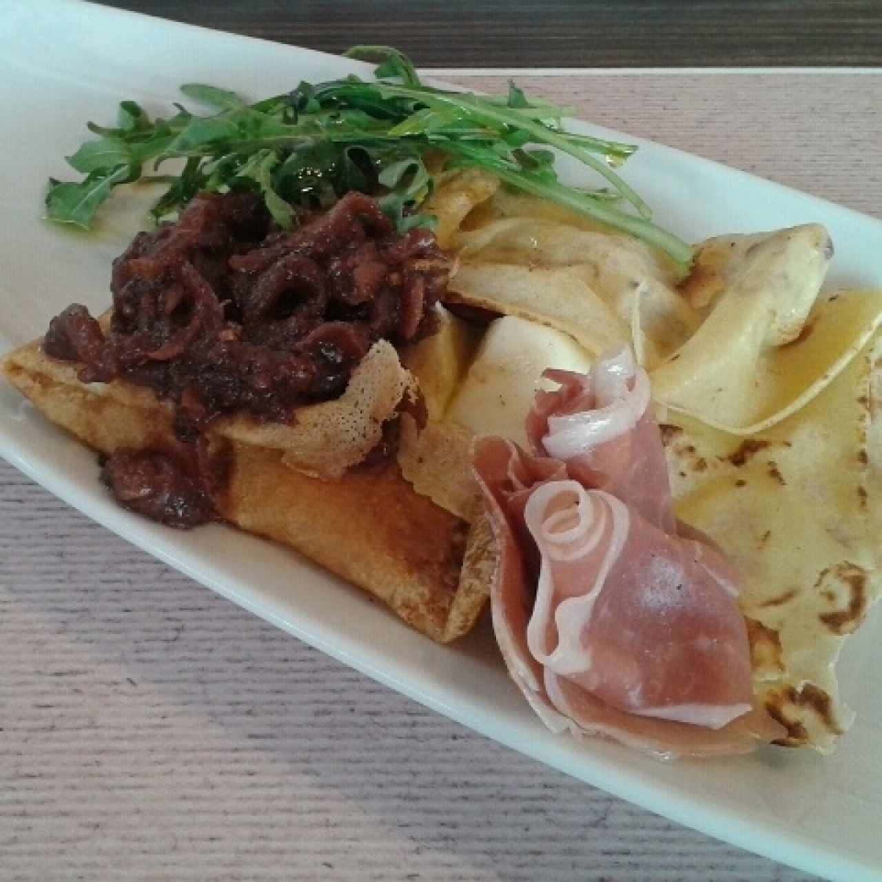 crepe jamón serrano y mozzarella