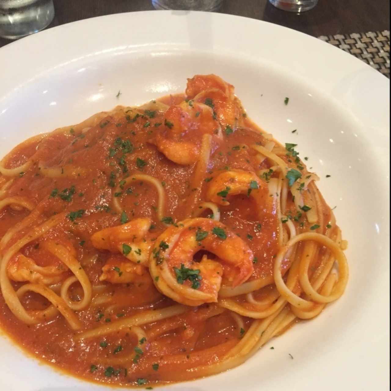 Linguine con camarones en salsa roja