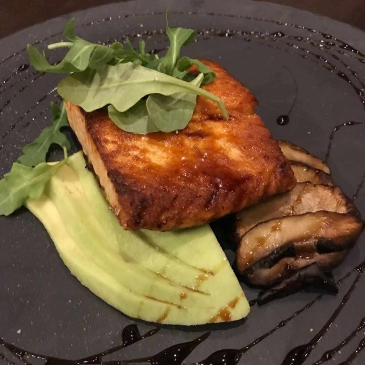 salmon con avocato y portobelo