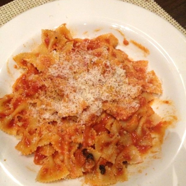 Farfalle en salsa roja