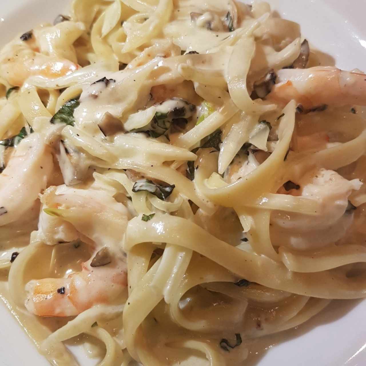 pasta con camarones y hongos