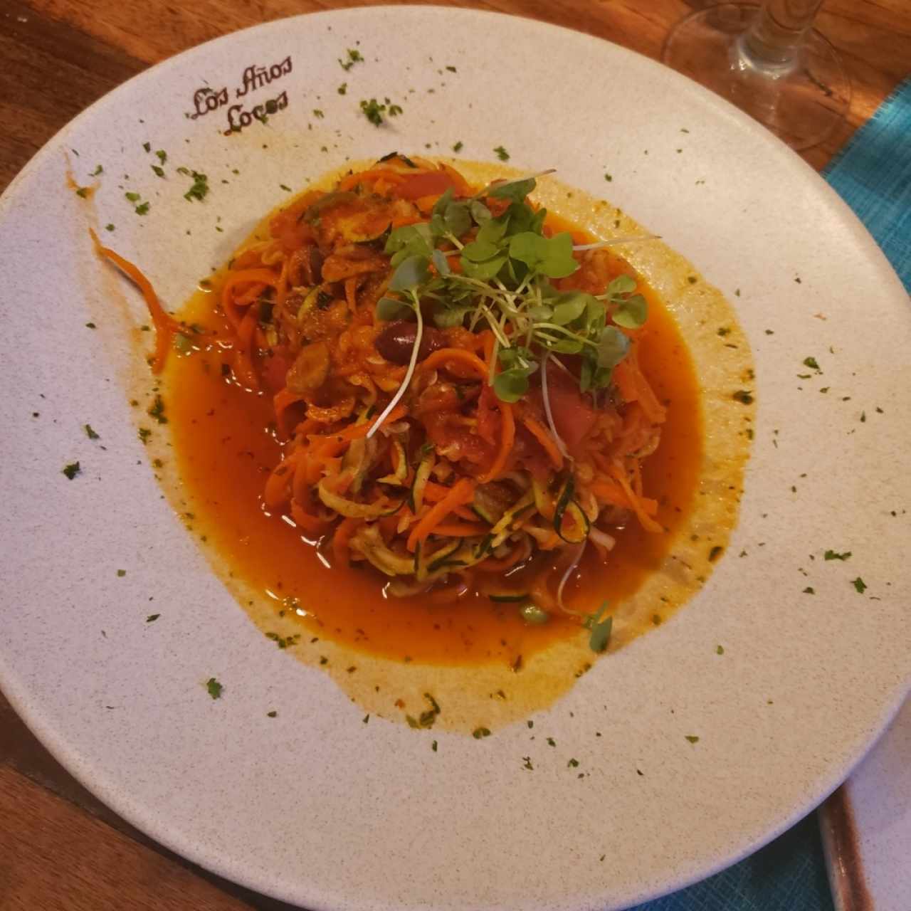 Spaghettini de zuchini y zanahoria con salsa pomodoro y aceitunas kalamata
