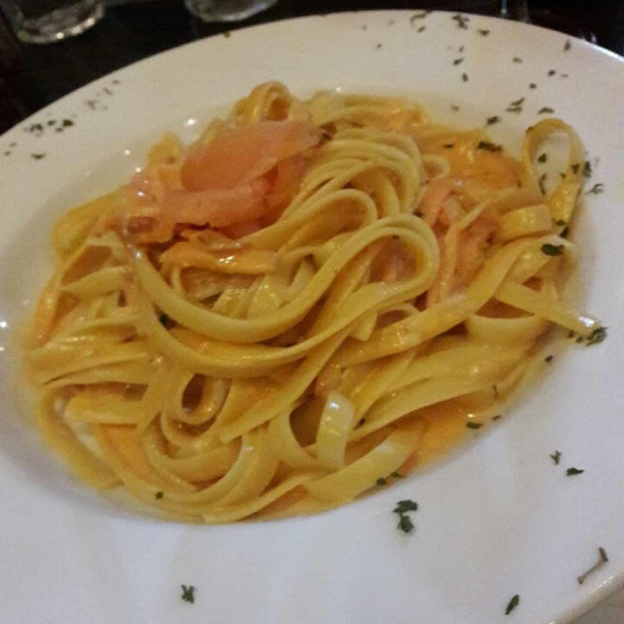 Fettucine alla crema rosa di salmone e vodka