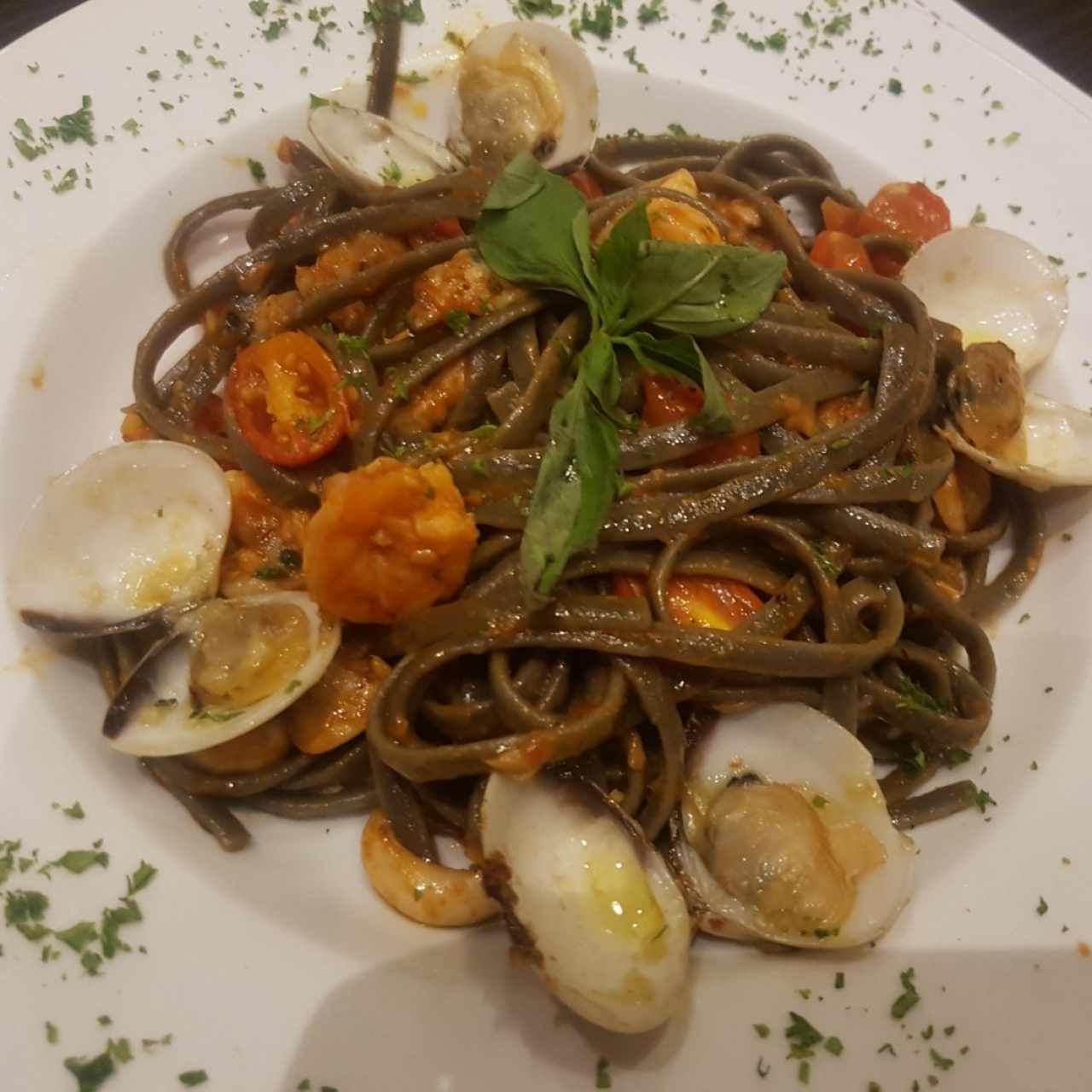 Linguini al frutti di mare cocinado en tinta de calamar