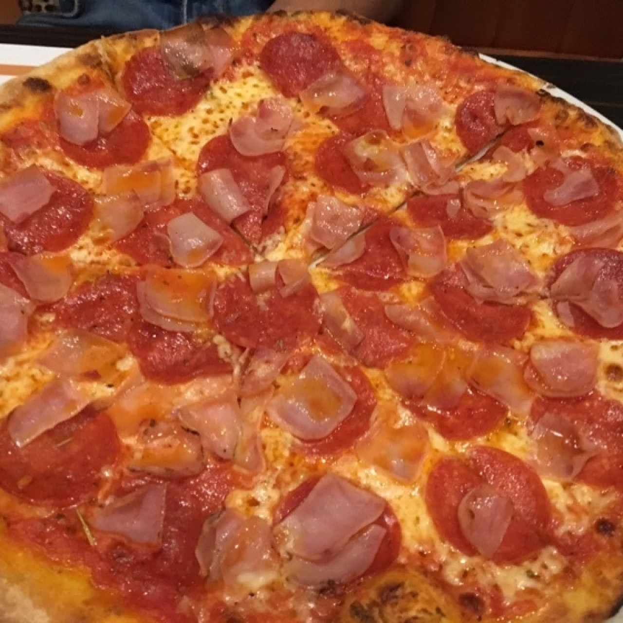 pizza jamon y peperoni
