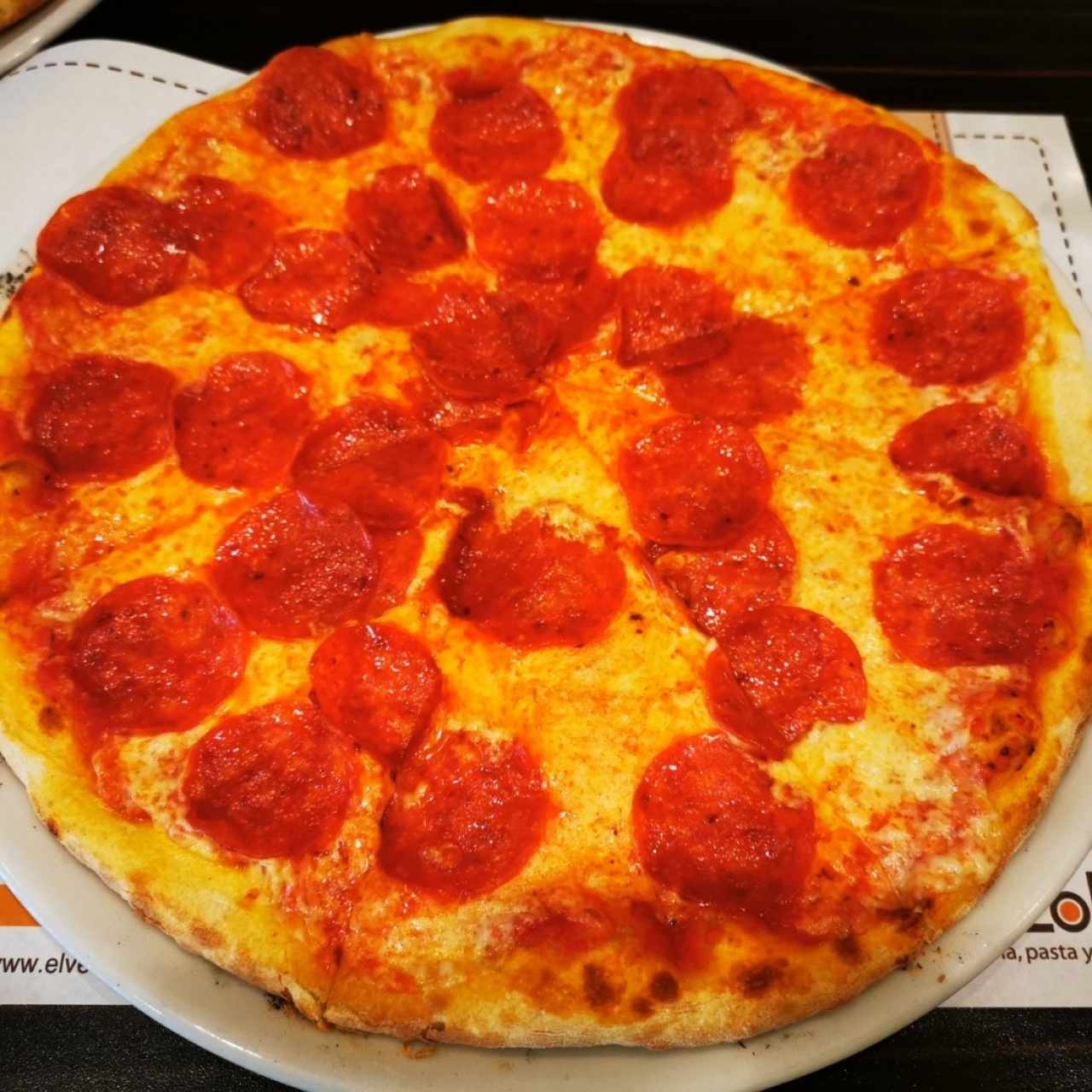 Pizza con doble pepperoni