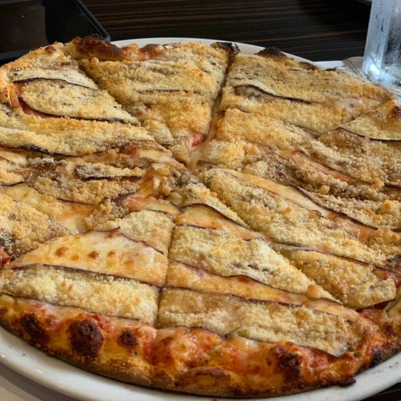 Pizza Parmigiana (salsa de tomate, berenjena y parmesano gratinado