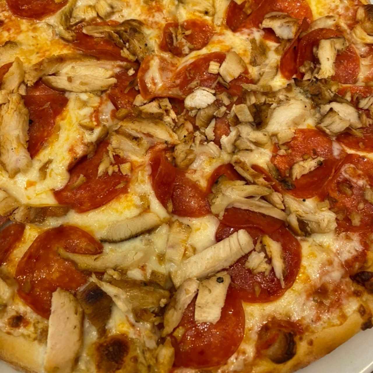 Pizza de pepperoni con pollo