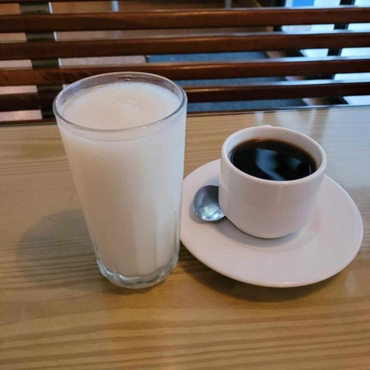 Jugo de Guanábana y Café Negro