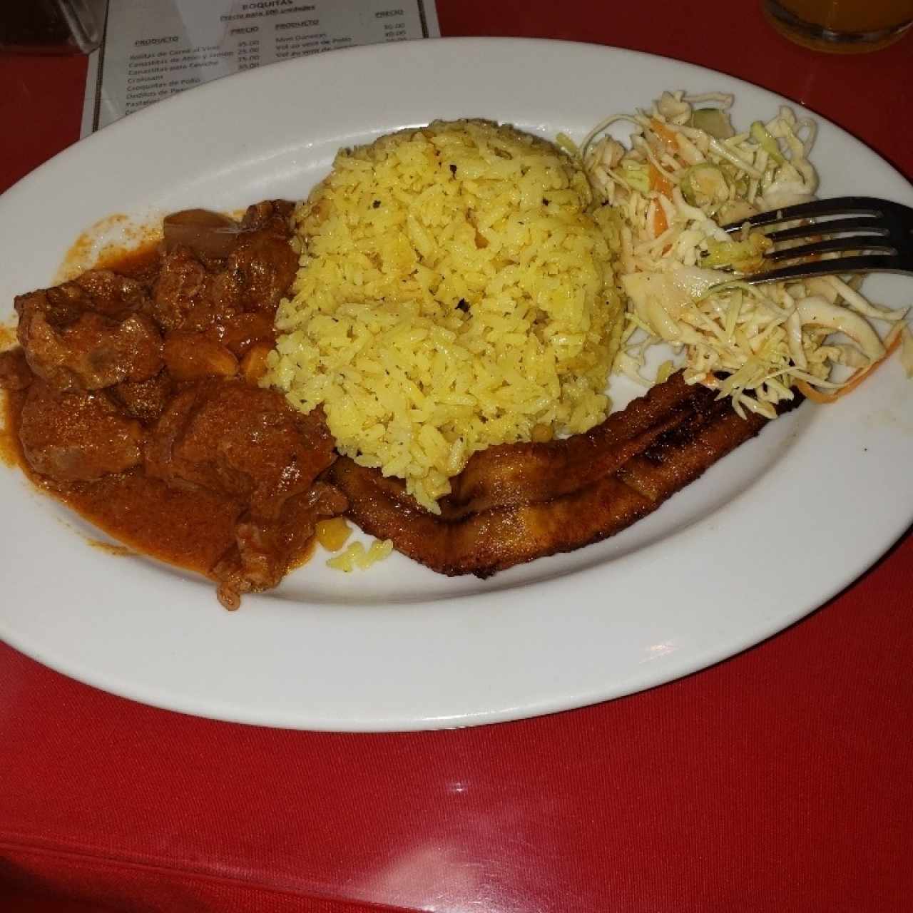 carne huisada con arroz,ensalada y platano amarillo