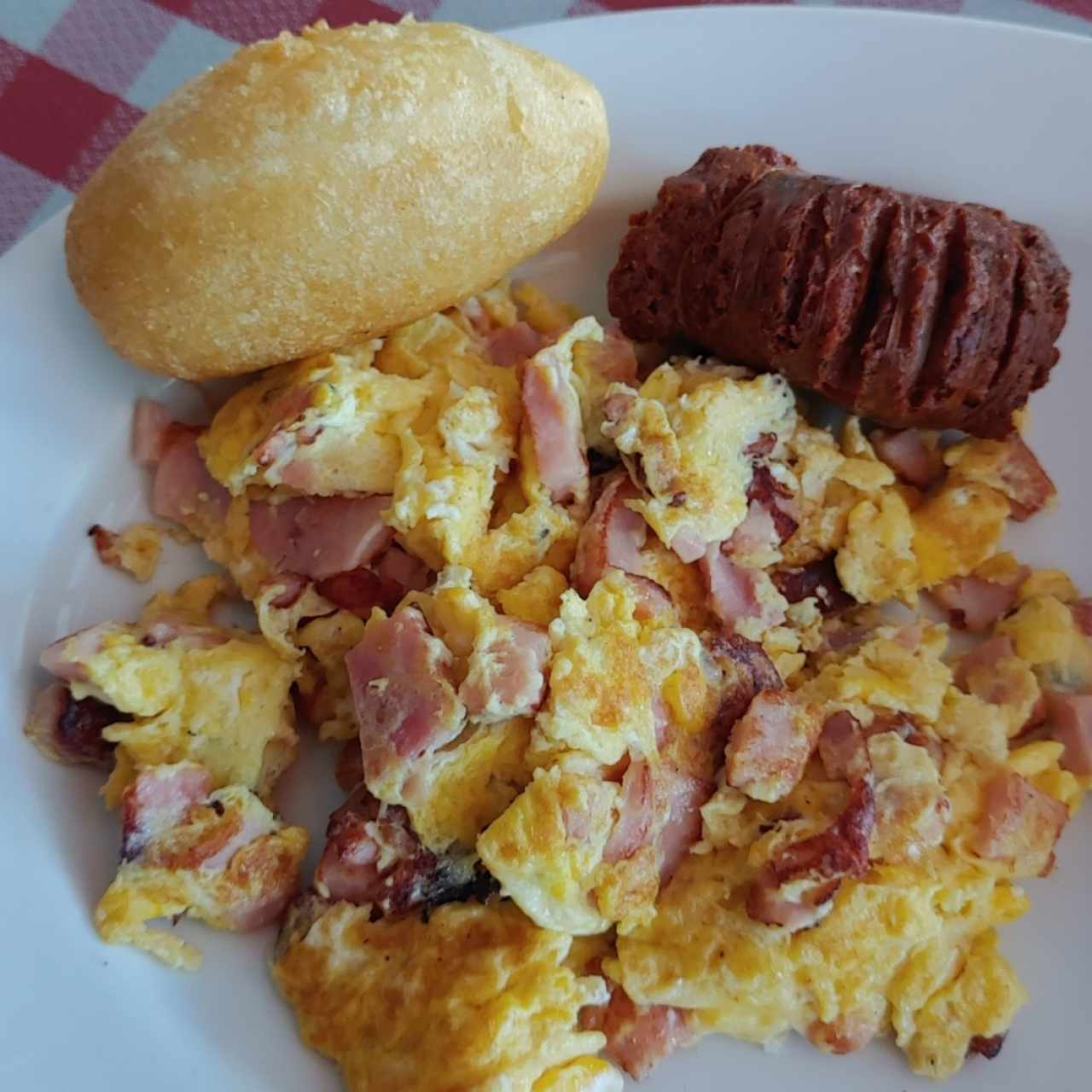 Desayunos - Huevos revueltos carimañola y chorizo