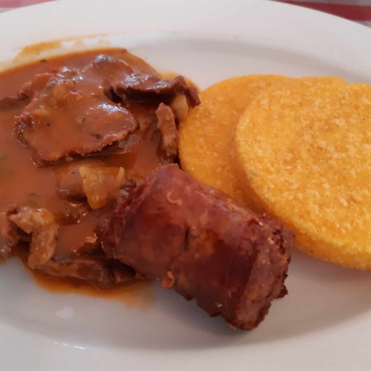 Desayuno especial - Bistec con salsa + Tortilla + Chorizo + Café o té + Jugo de naranja