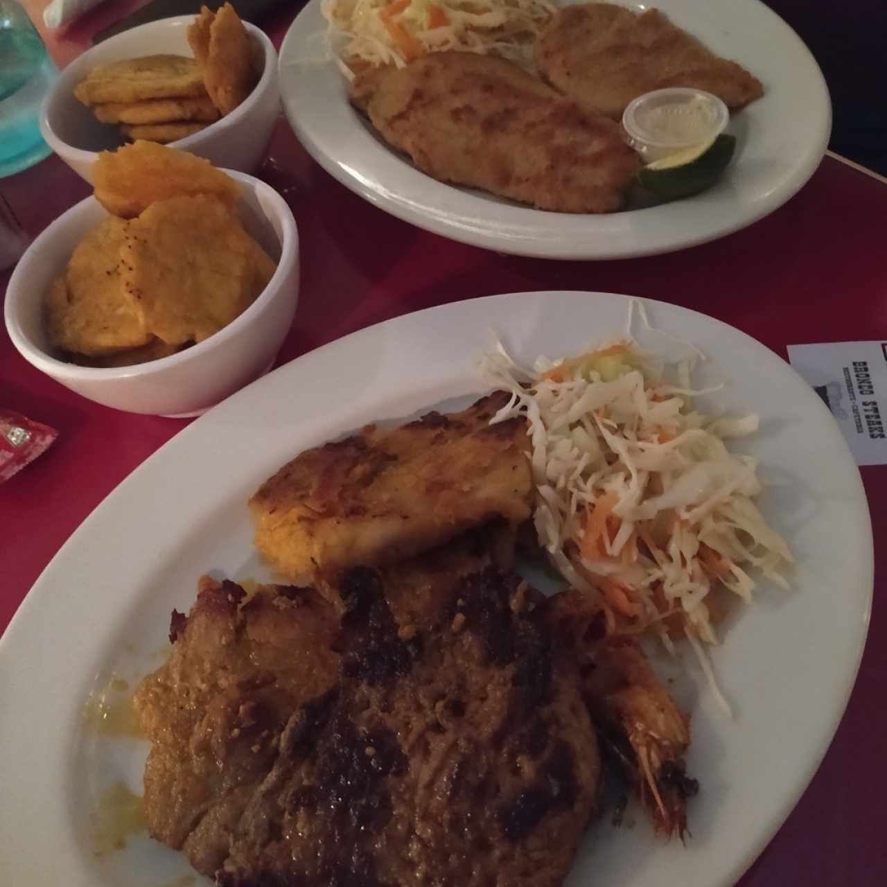 Filete de Pescado y Plato Mar y Tierra muy deliciosa la comida....y súper recomendable las Almejas al Ajillo