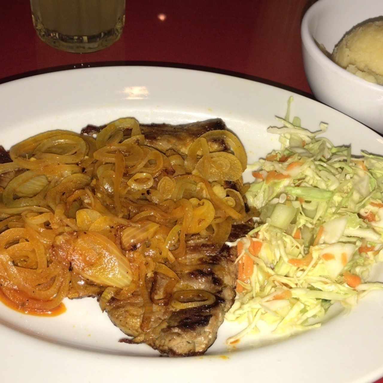 Filete al carbón encebollado acaompañamiento pure de papa 