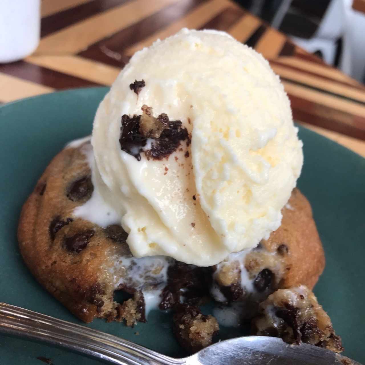 chocolate chip cookie rellena de brownie