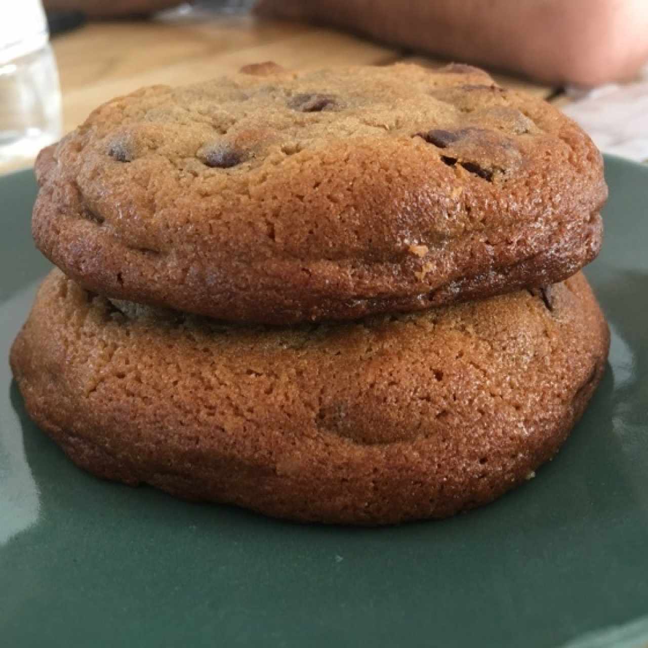 cookies rellenas de brownie recien horneadas