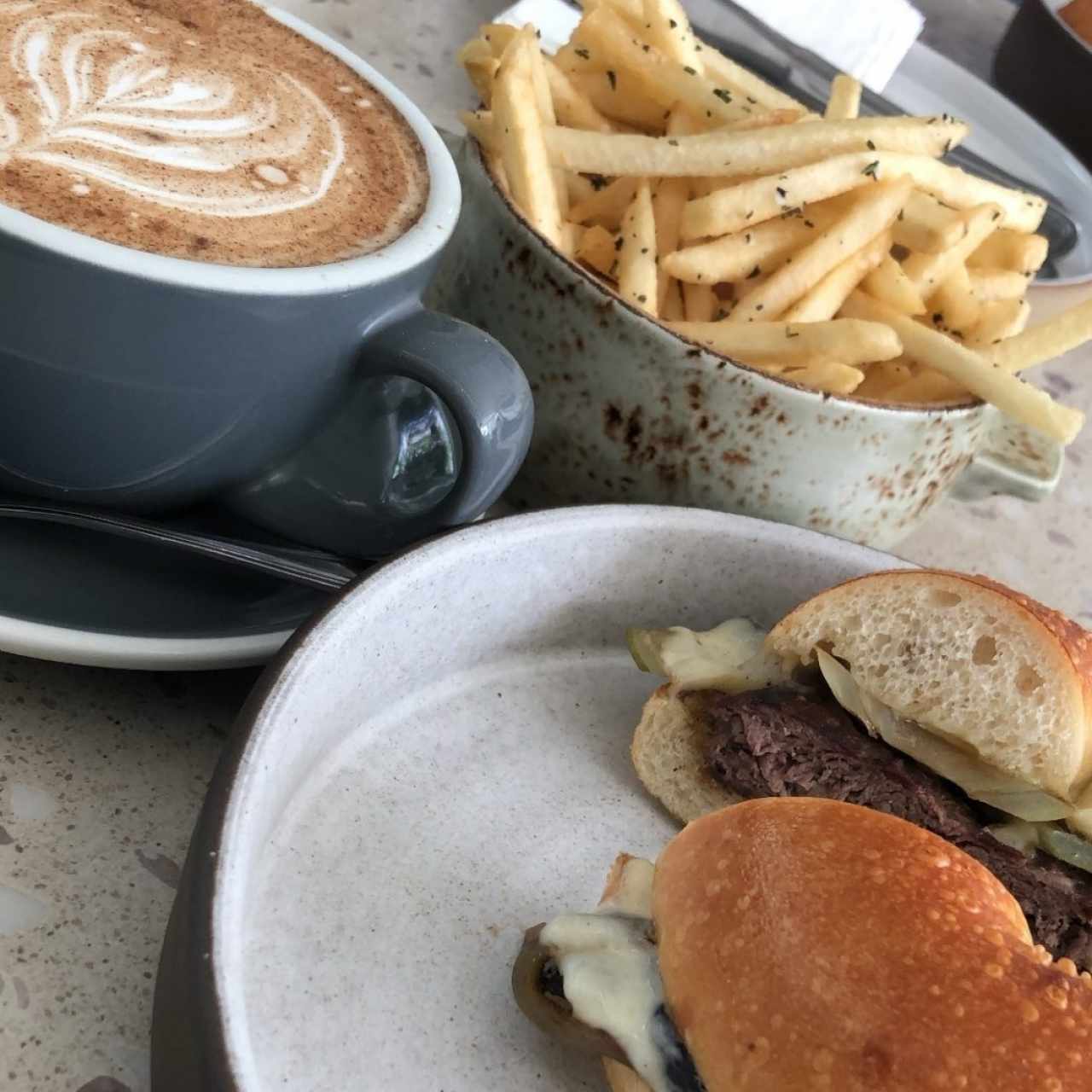 Cappuccino, hamburguesa y papá 