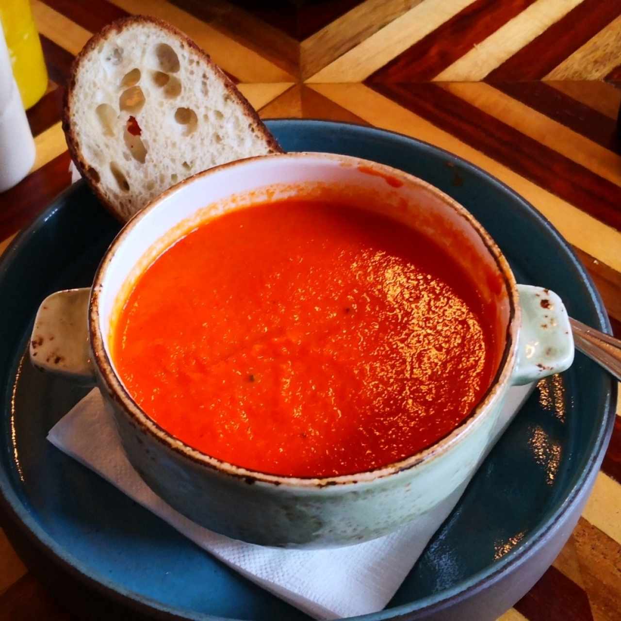 sopa de tomate con parmesano