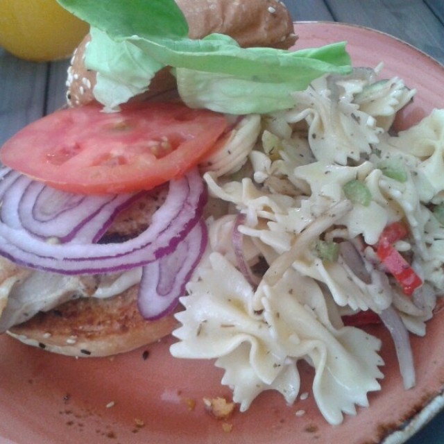 Marinated Chicken Sandwich con ensalada de pasta