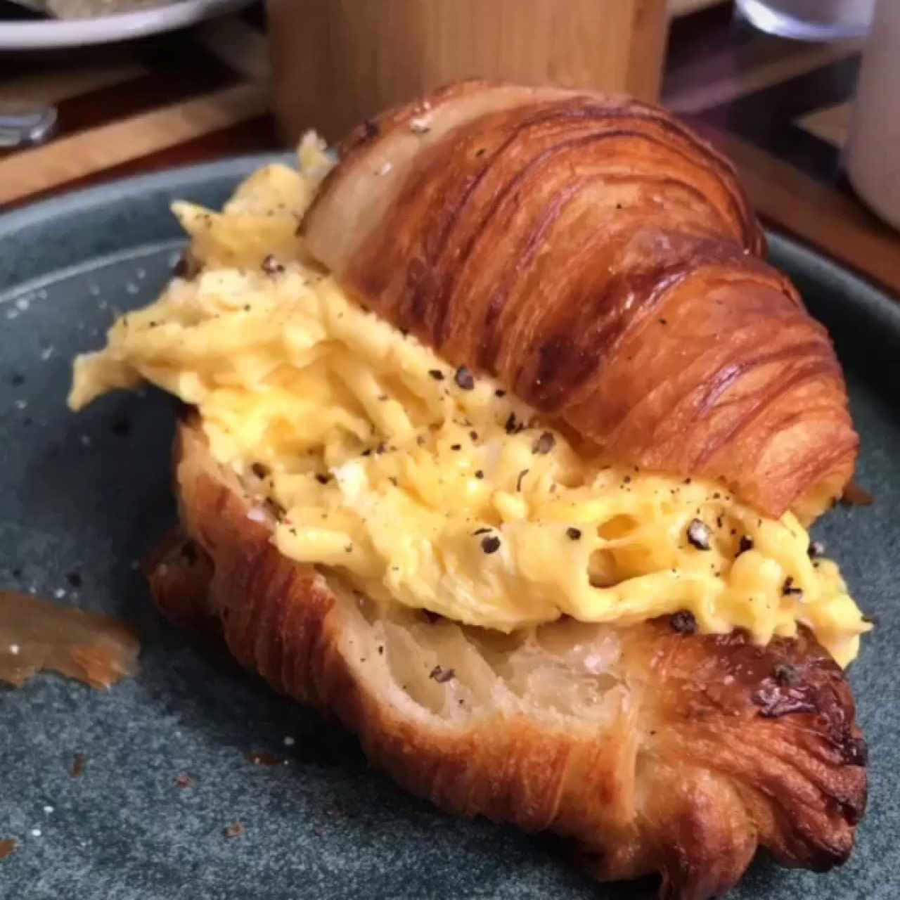 Croissant con huevo, quedo y bacon. 