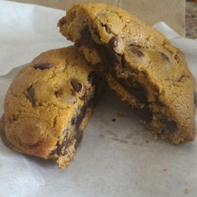 Chocolate chip cookie rellena de brownie