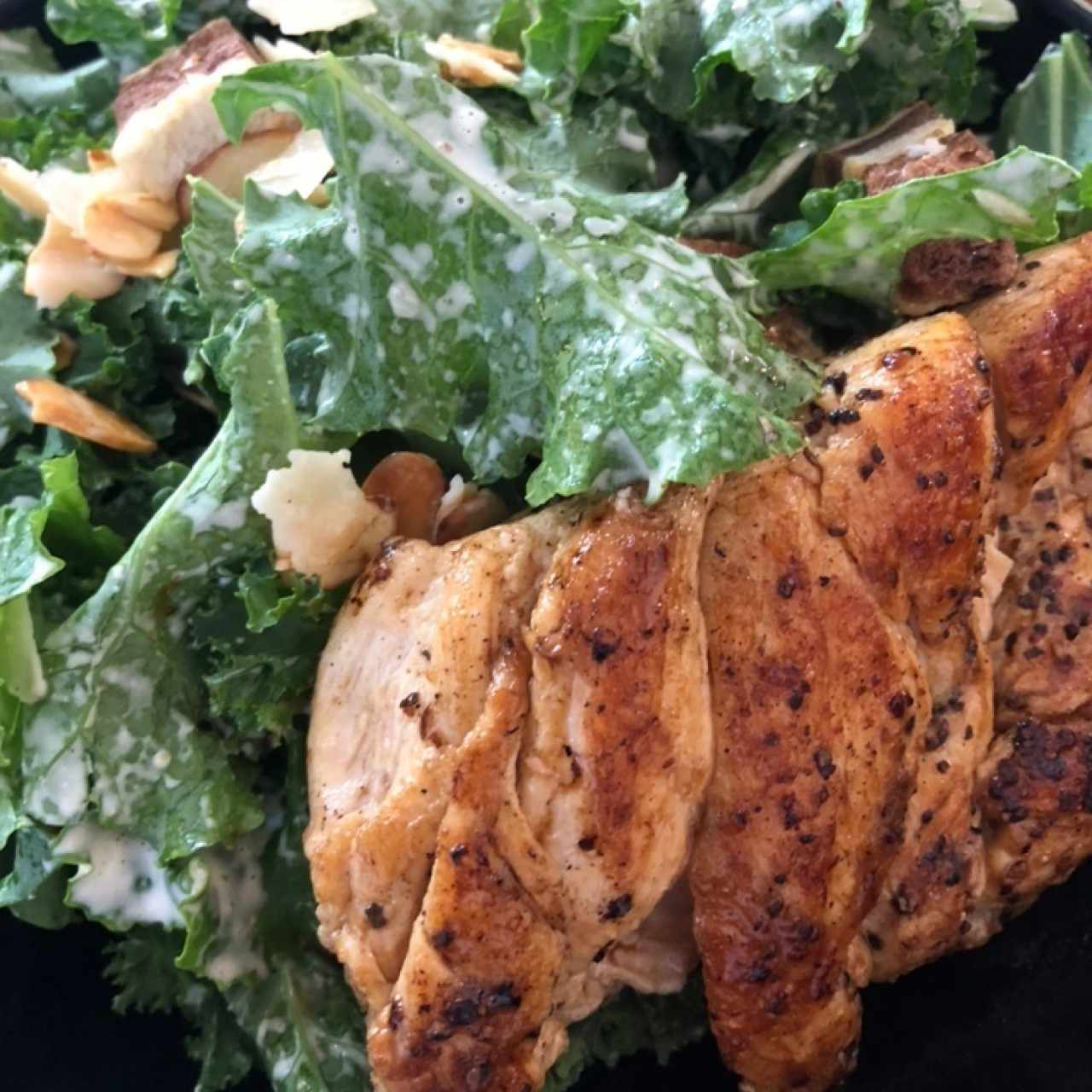 Kale Caesar Salad con pollo a la plancha