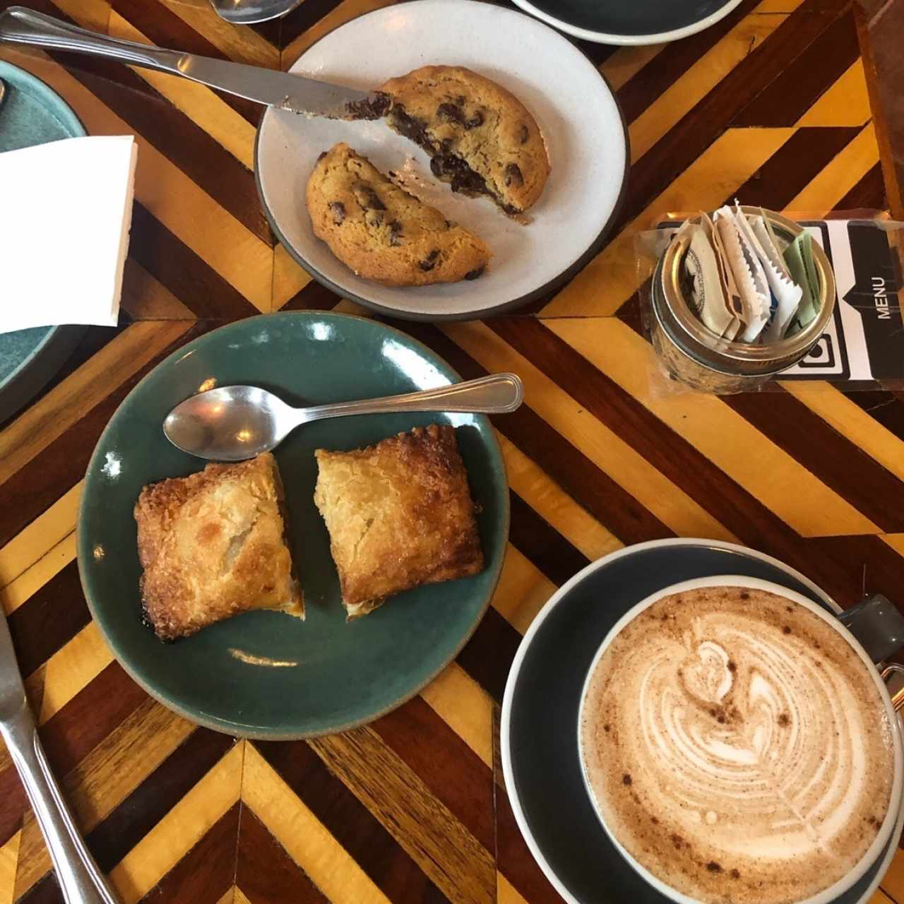 galleta rellena de brownie, pastelito de manzana y chai latte