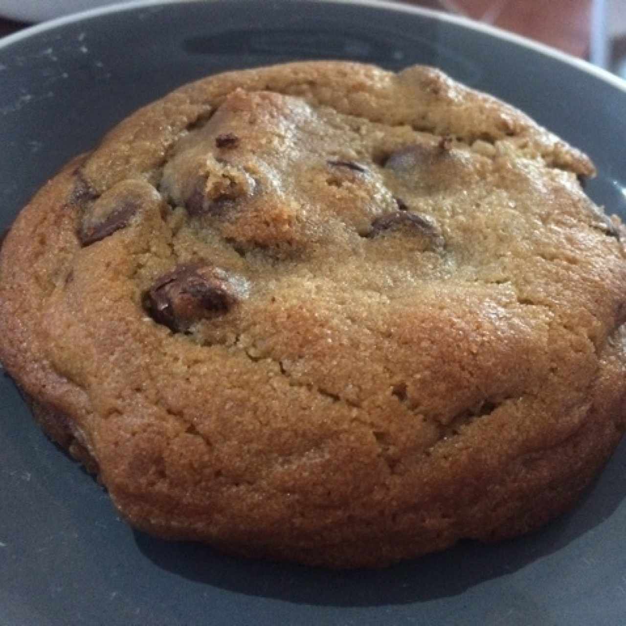 chocolate chip cookie rellena de brownie
