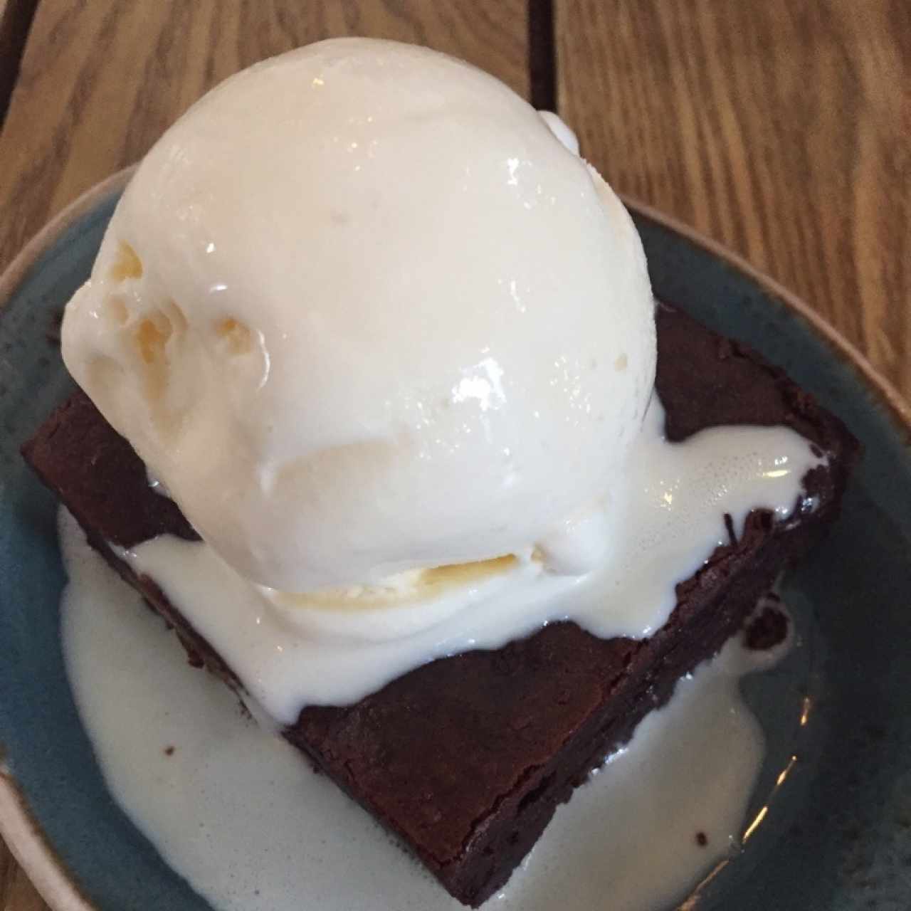 brownie caliente con helado