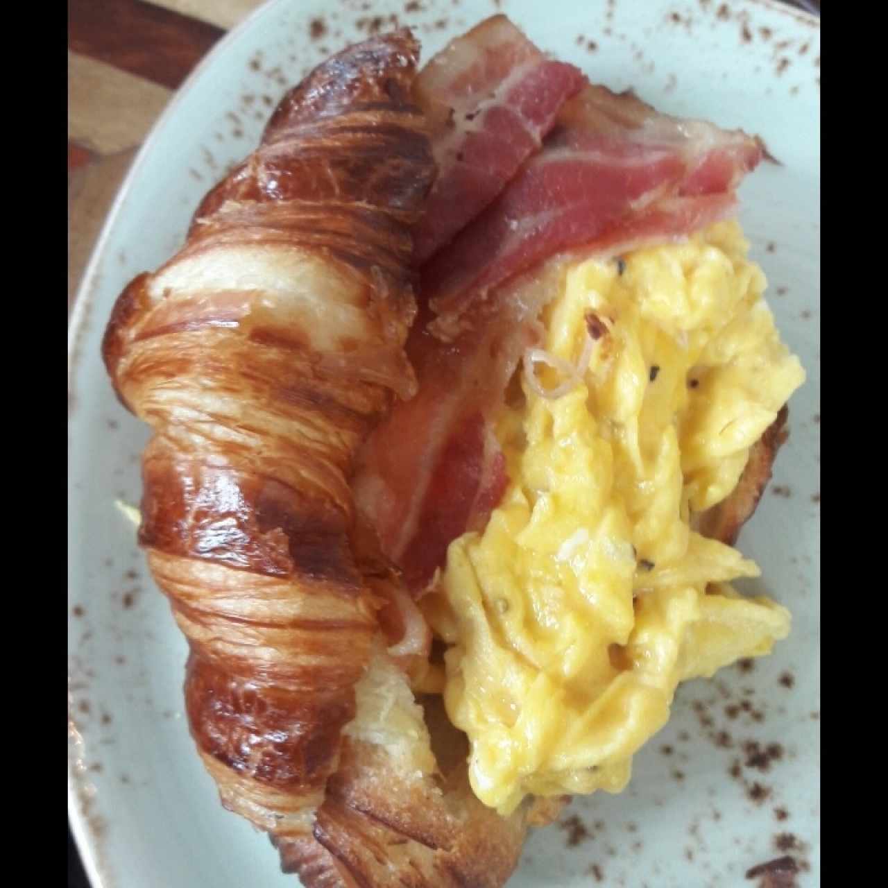 croissant con bacon y huevo