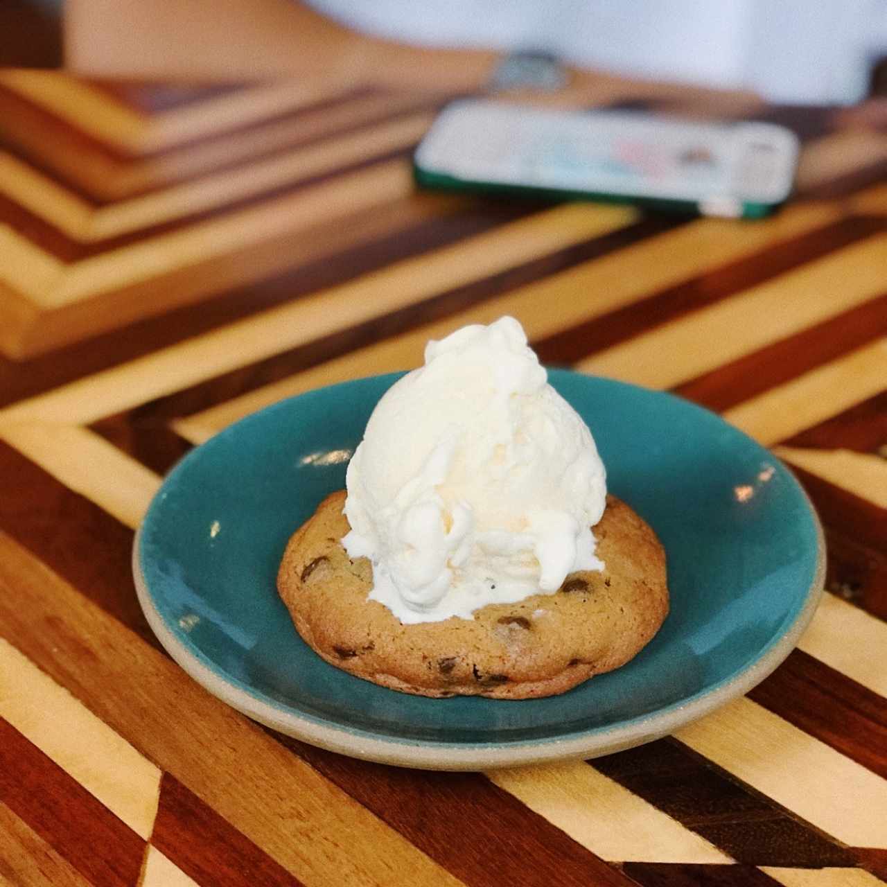 Galleta de chocolate chip con helado de vainilla