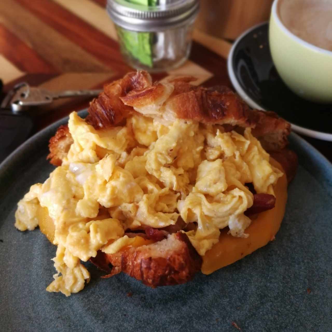 Croissant con bacon y huevo
