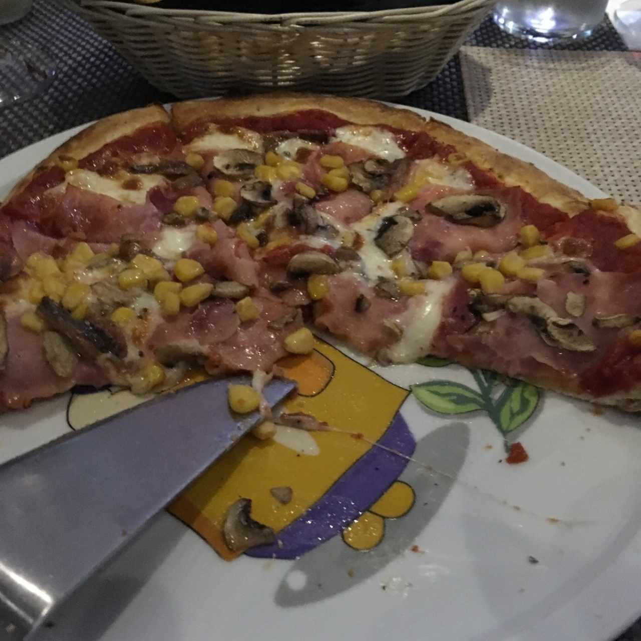 pizza con jamón, champiñones y anchoas