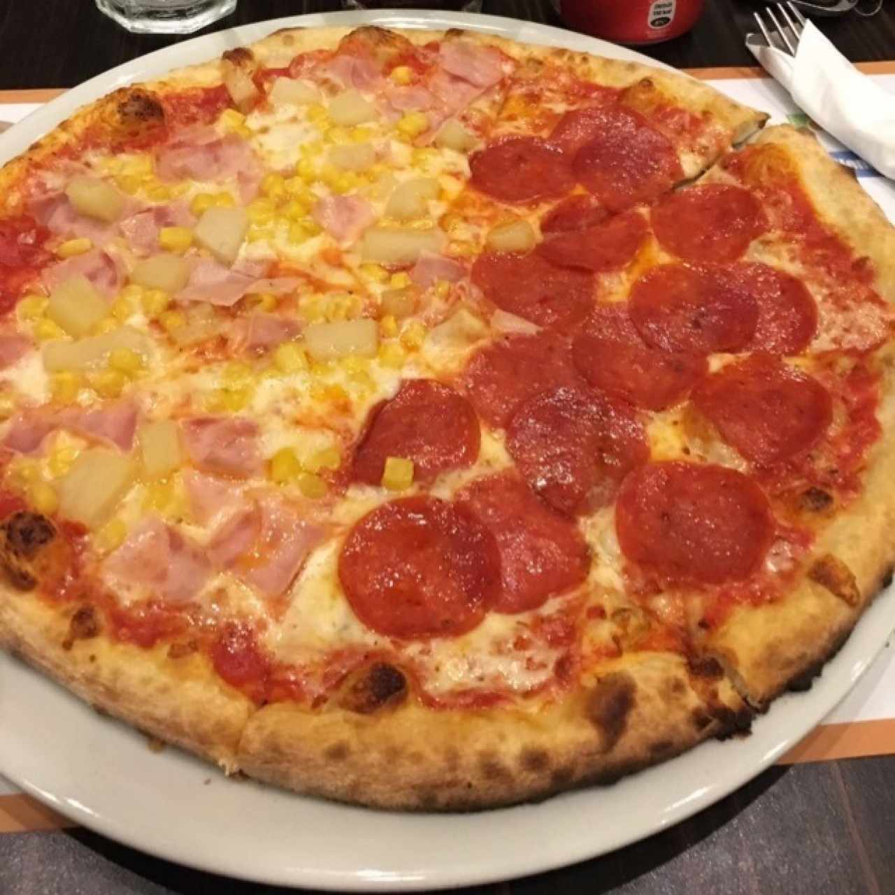 Pizza mitad Hawaiiana mitad Pepperoni