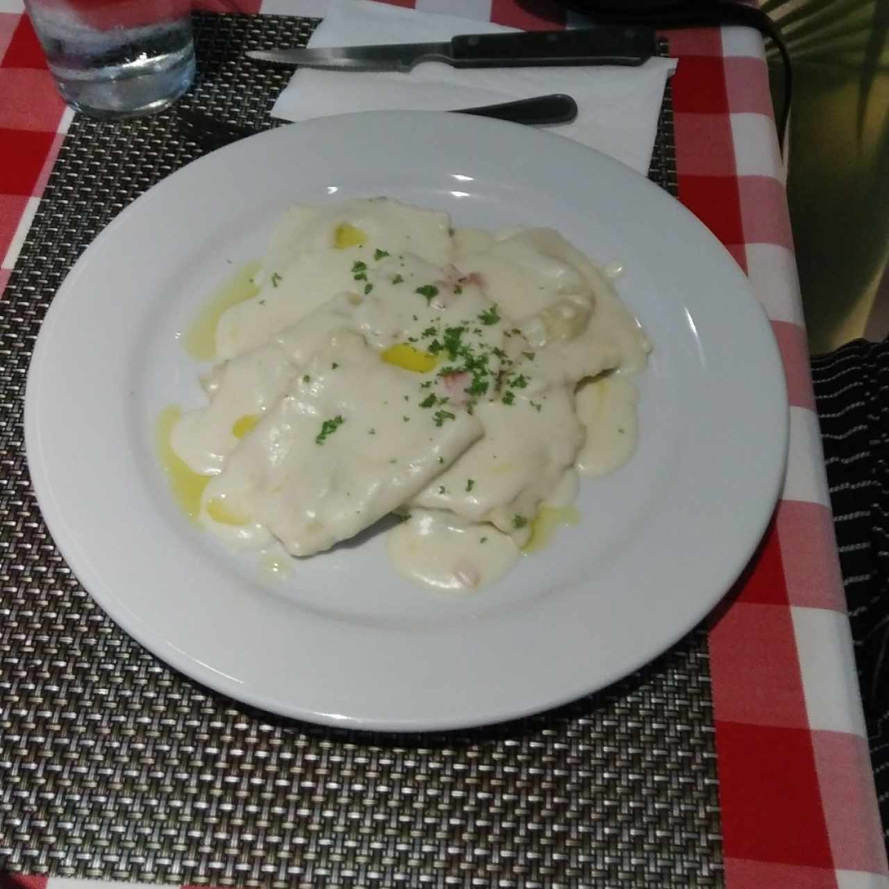 Raviolis a la Sophia Loren, rellenos de queso y tomate.