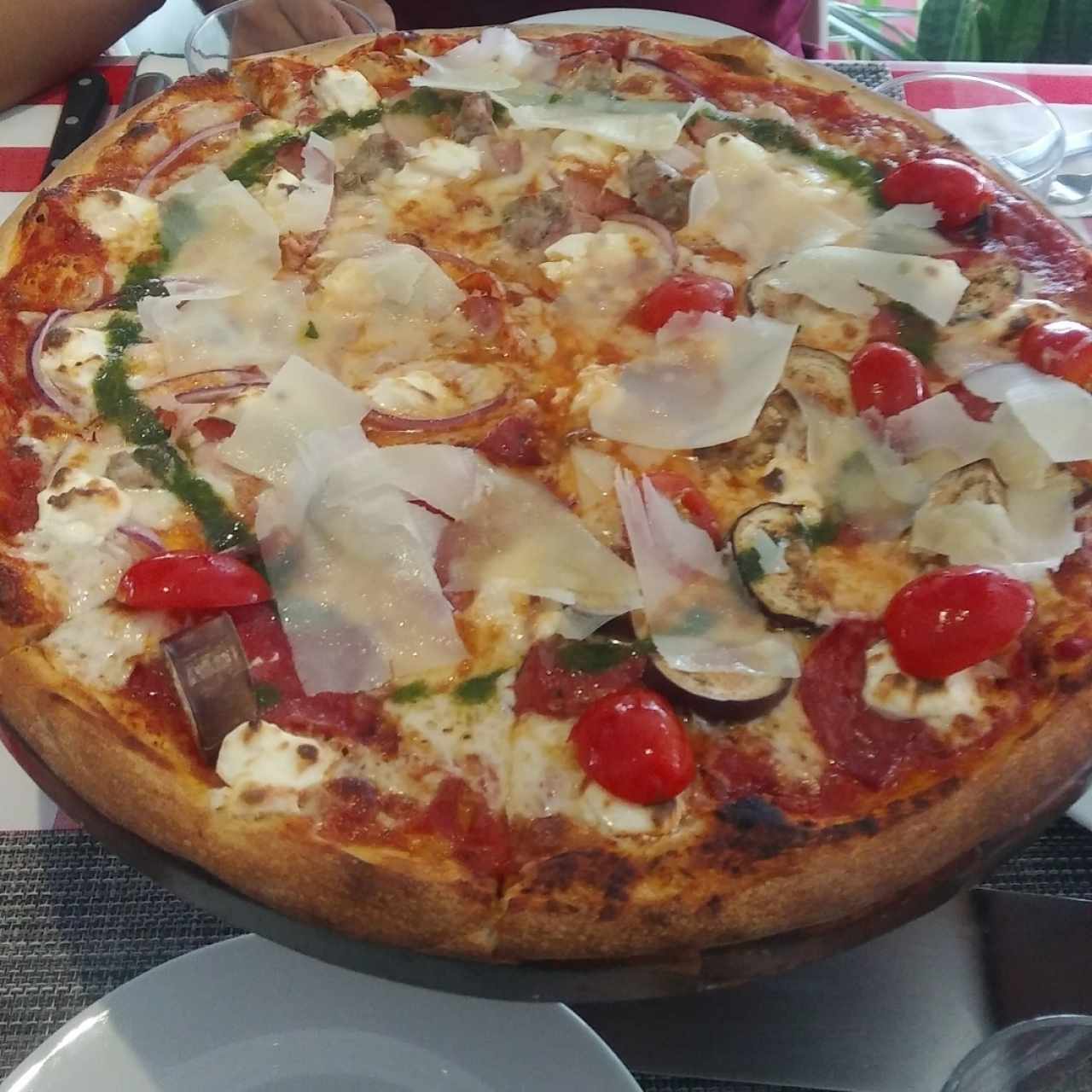 Pizza familiar mitad Focaccia Deliziosa, mitad Pizzicosa.