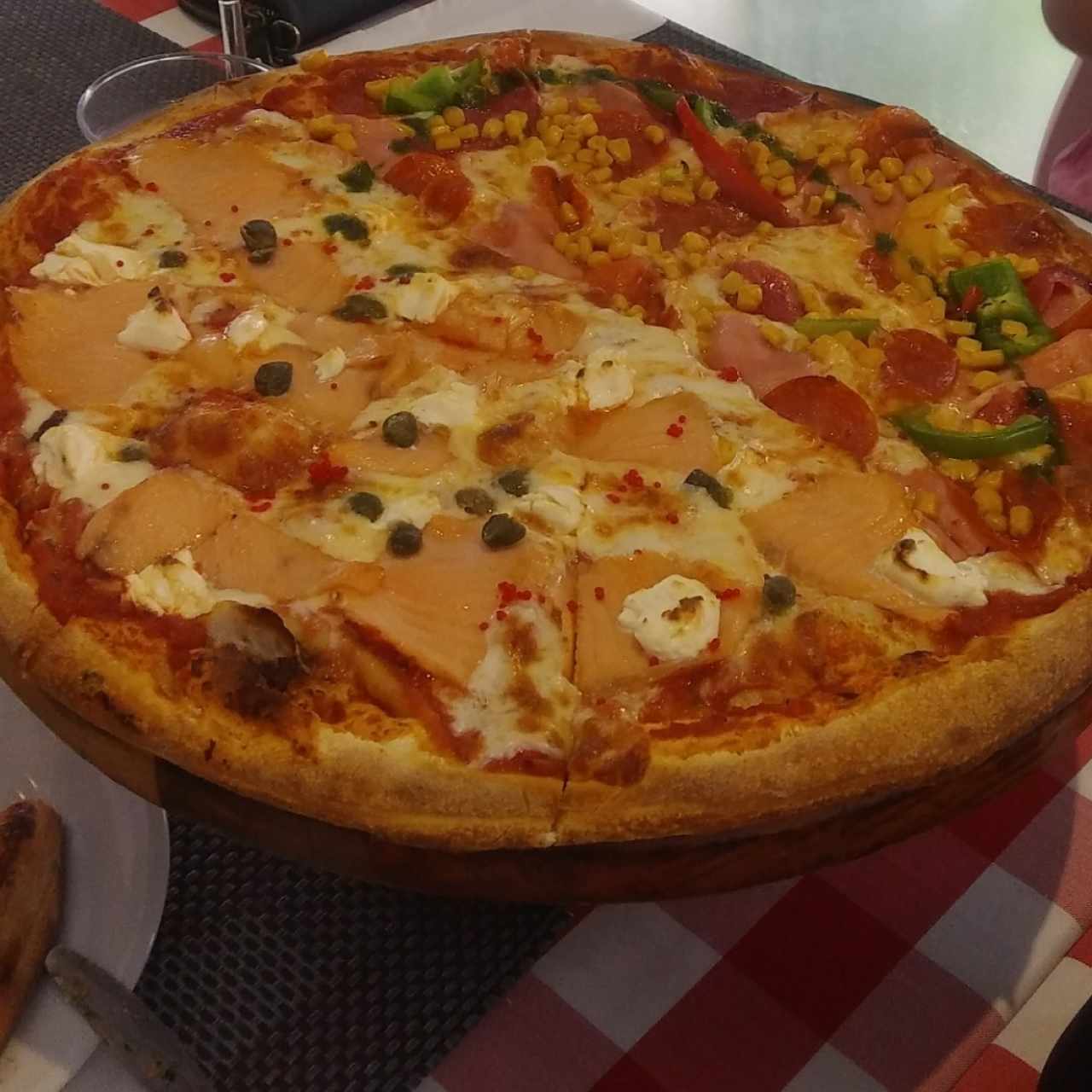 Pizza familiar mitad Salmone, mitad Molisana.