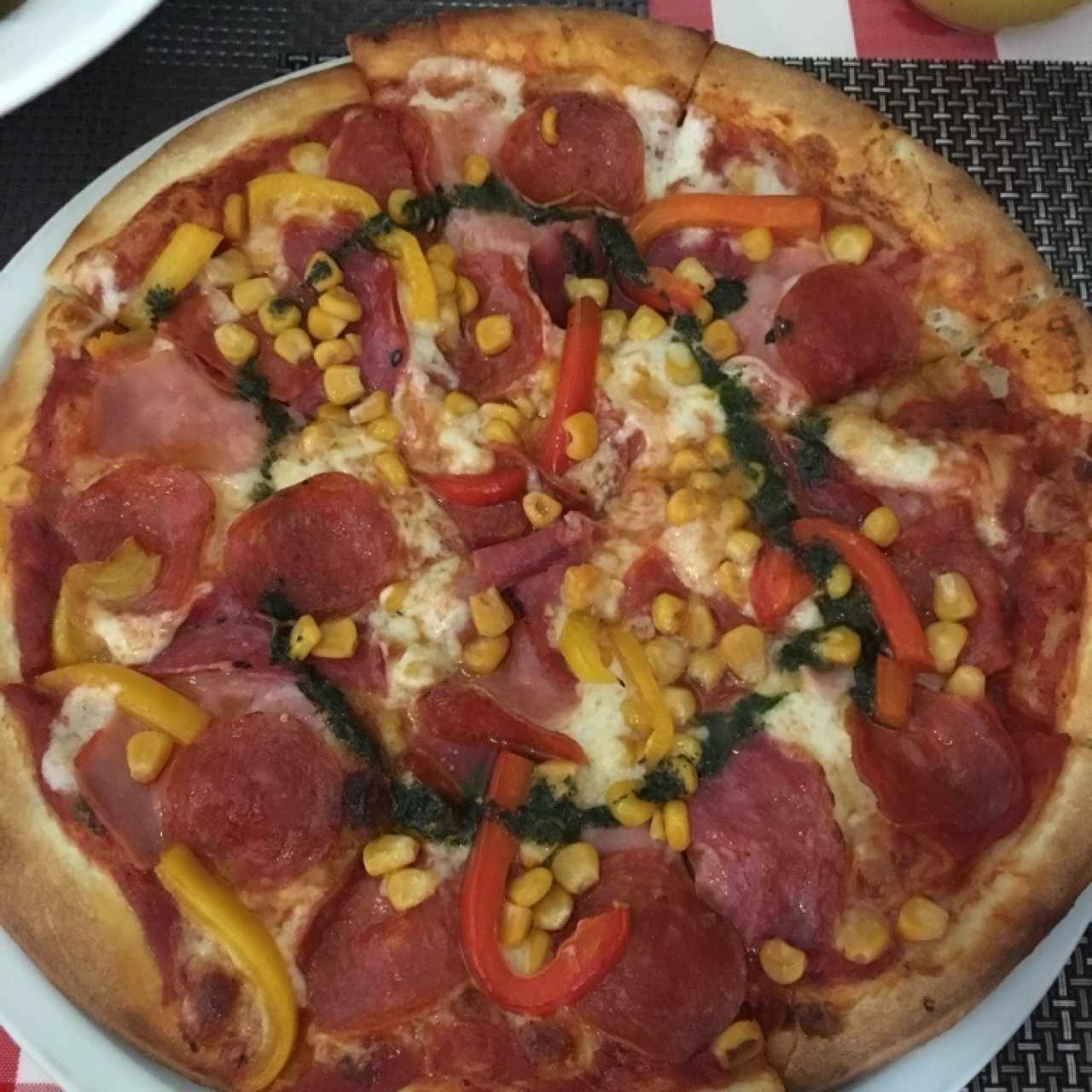 Pizza Molisana: salsa, mozzarella, salchichón, jamón, peperoni, pimentón y maíz 