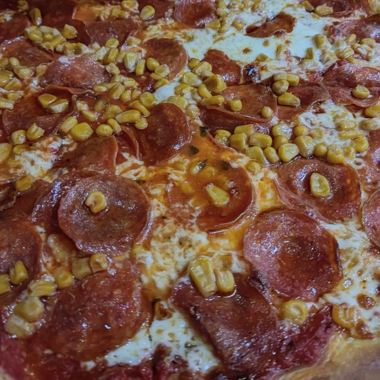 Pizza Peperoni con extra de maíz