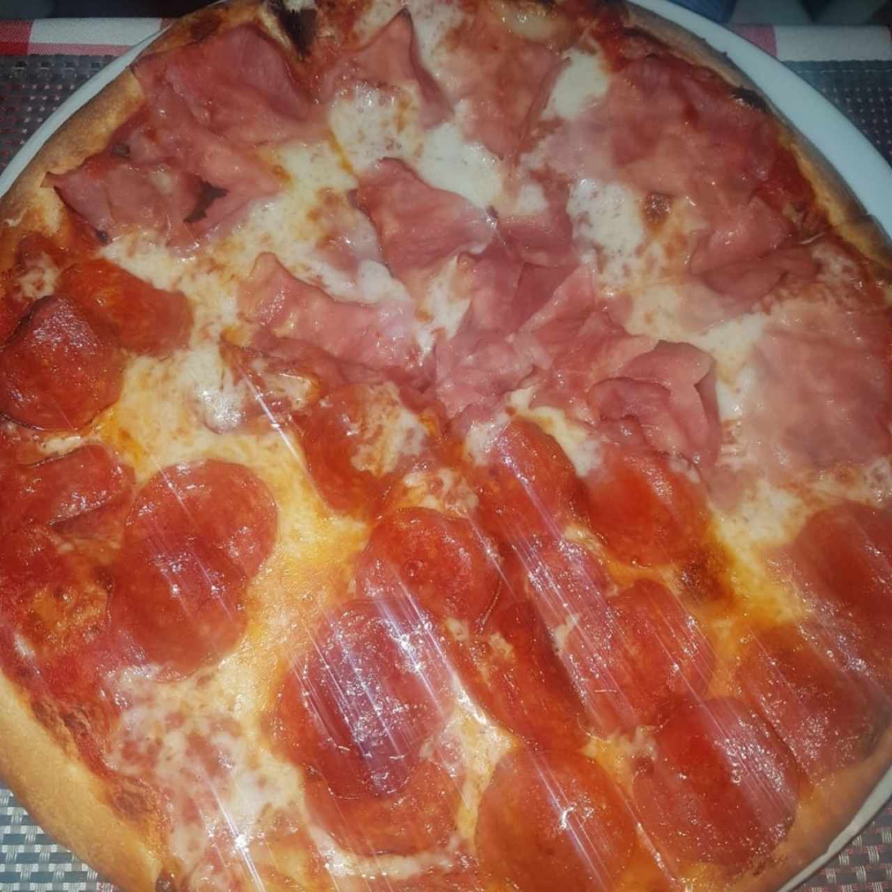 pizza de jamón y peperoni