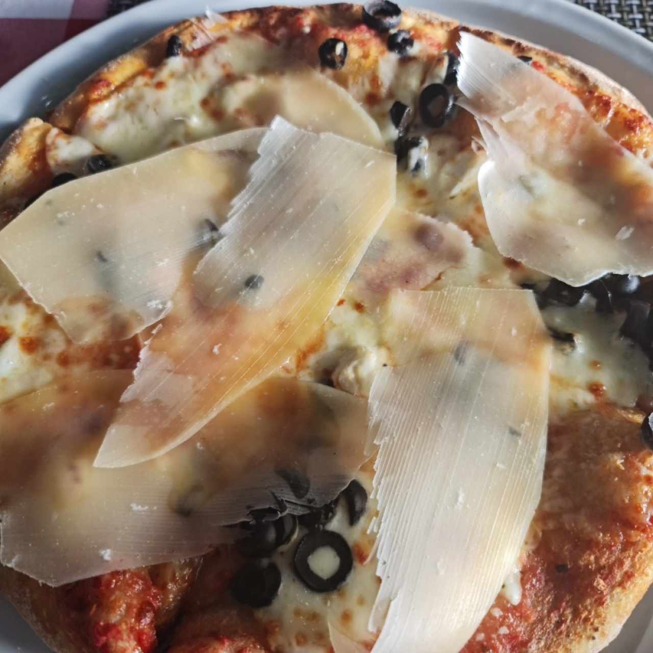 Pizzas Pequeñas - Pizza 4 Formaggi Pequeña y le agregue aceitunas