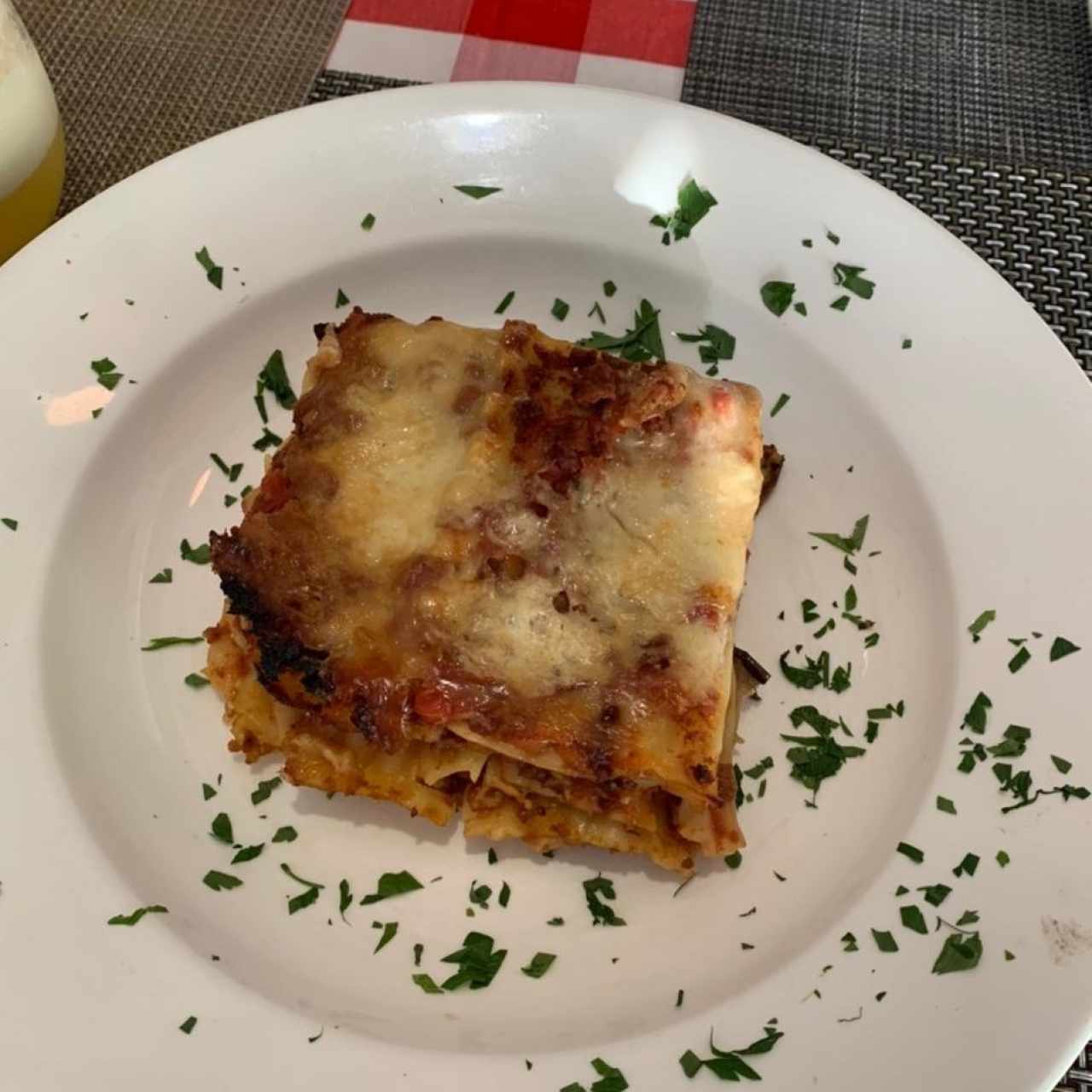 lasagna con relleno de berengena y bolognesa