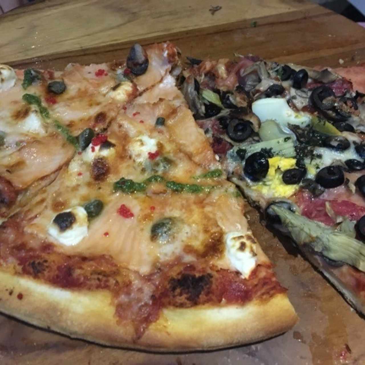 mixta: pizza de salmon y pizza de alcachofas