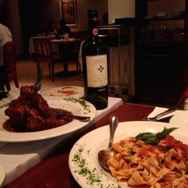 Ossobuco con fettucini fatti in casa pomodoro e basílico 