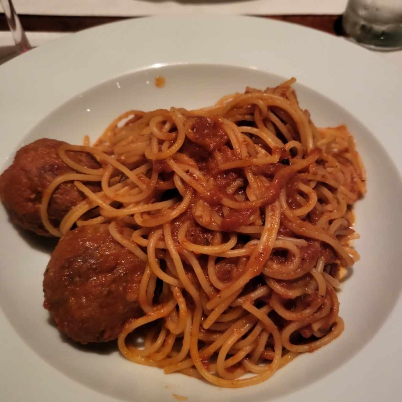 Spaghetti con Albóndigas de la Nonna y Pomodoro