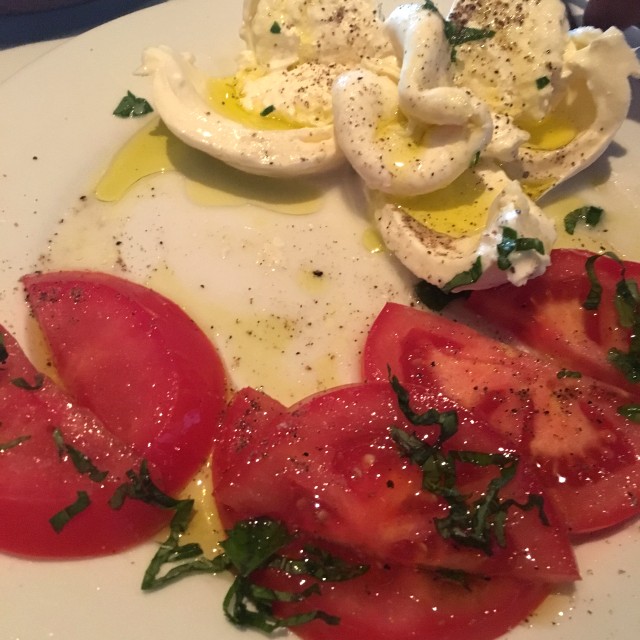 Burrata fresca con tomate y albahaca