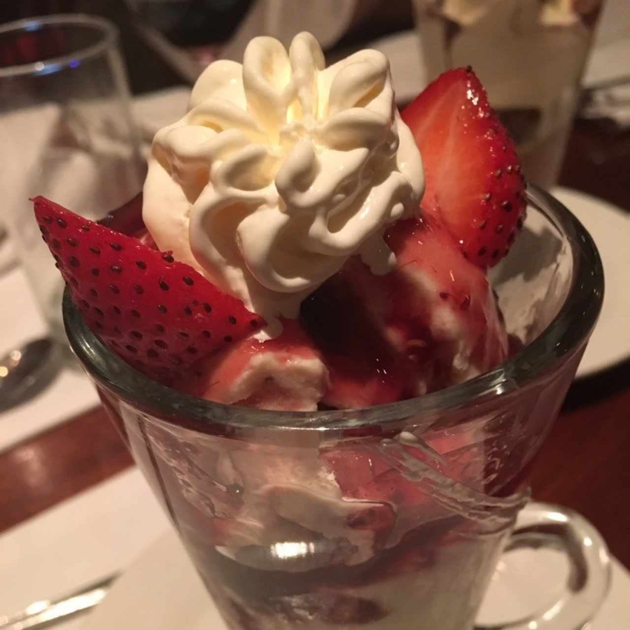 Helado de vainilla con chocolate blanco 