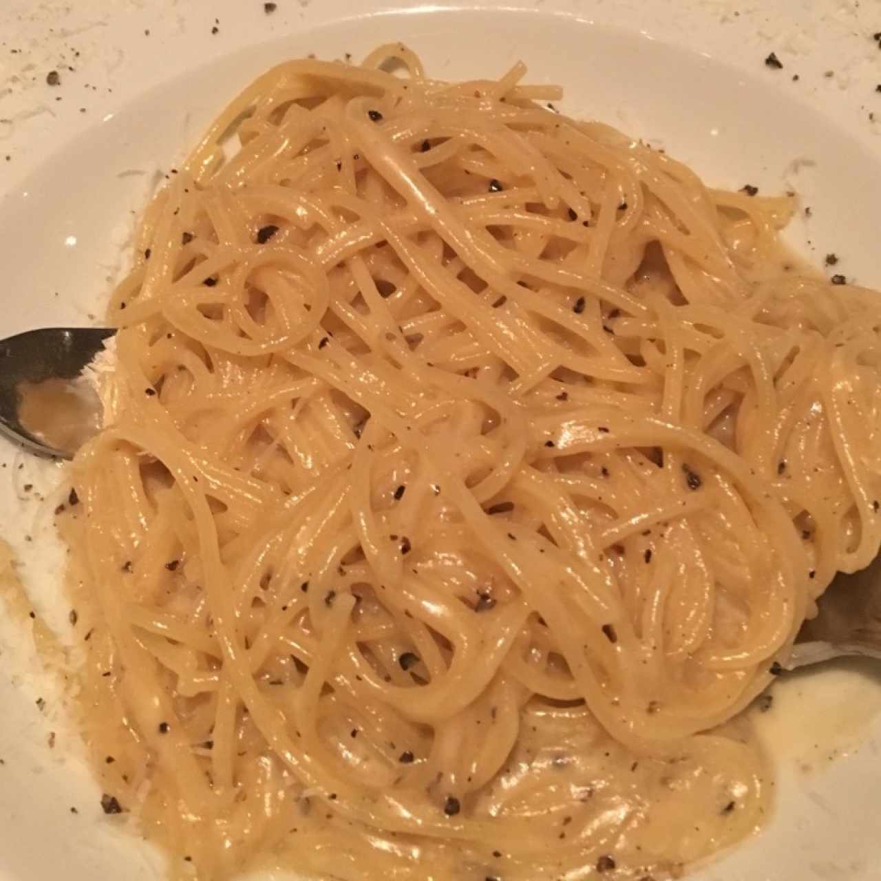 Spaghetti con pecorino y pimienta