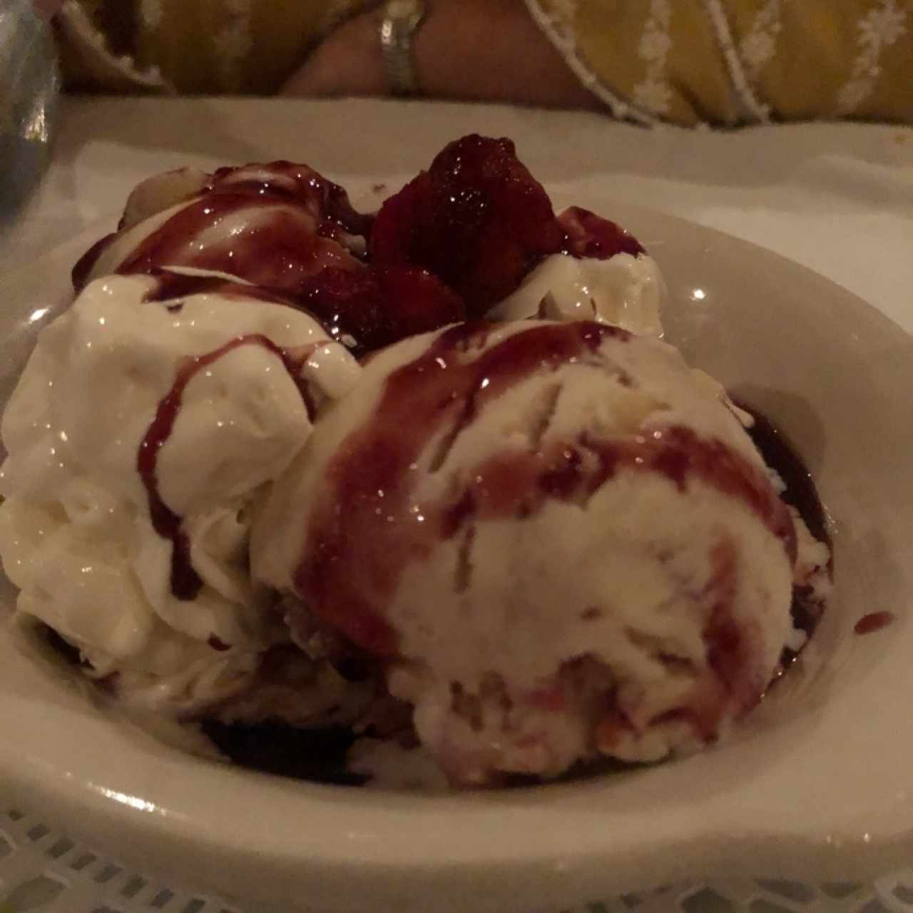 helado con fresas y chocolate blanco